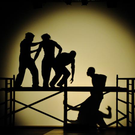 Ombres des danseurs de la compagnie AKLI